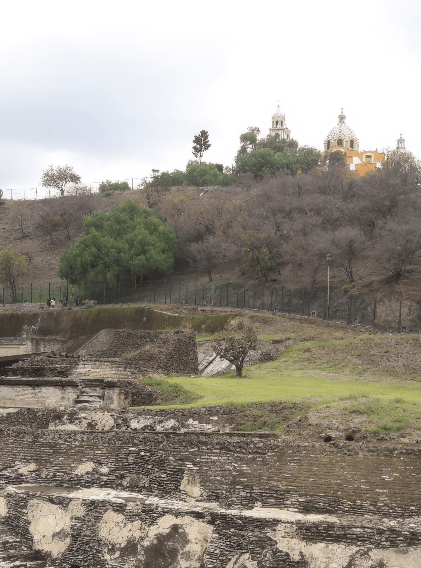 La Grande Piramide di Cholula con la Iglesia de Nuestra Señora de los Remedios